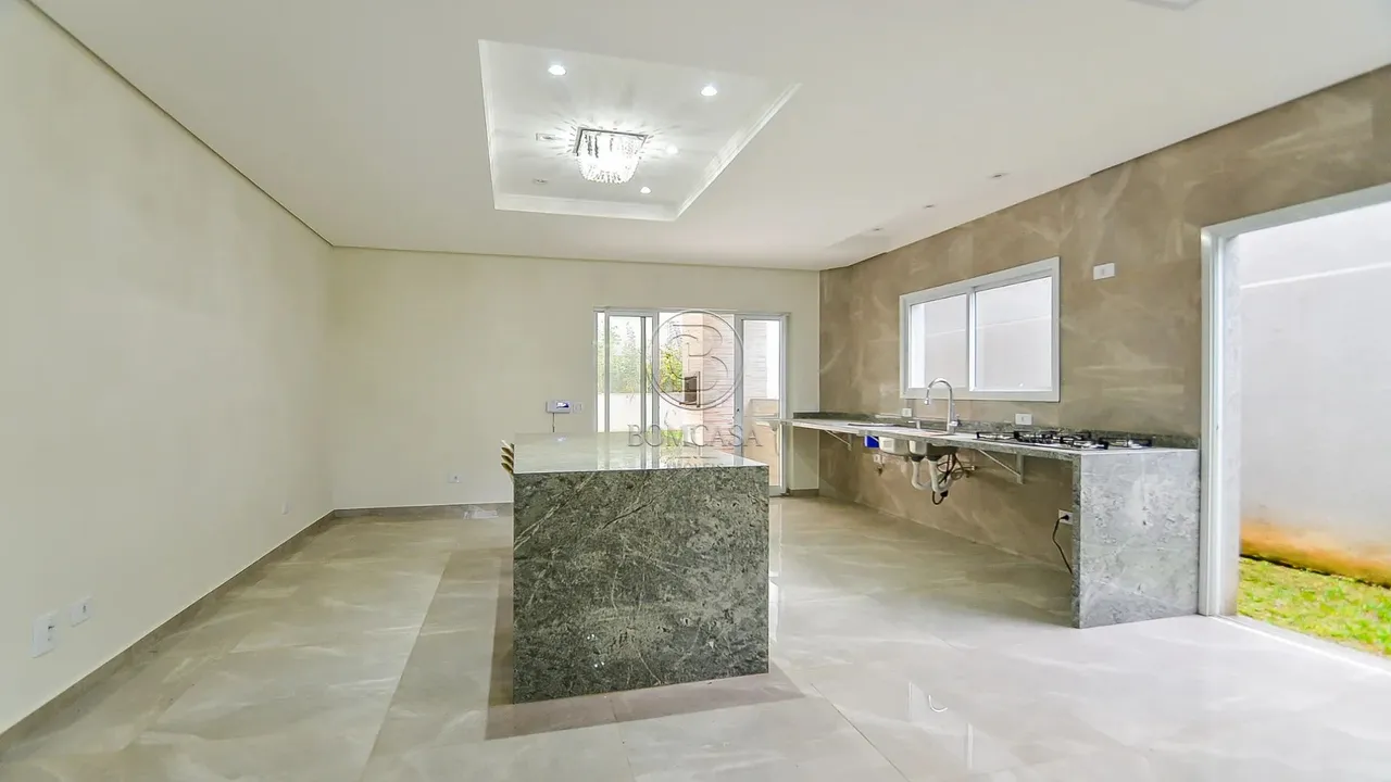 SOBRADO com 3 dormitórios à venda com 215m² por R$ 1.170.000,00 no bairro Bacacheri - CURI