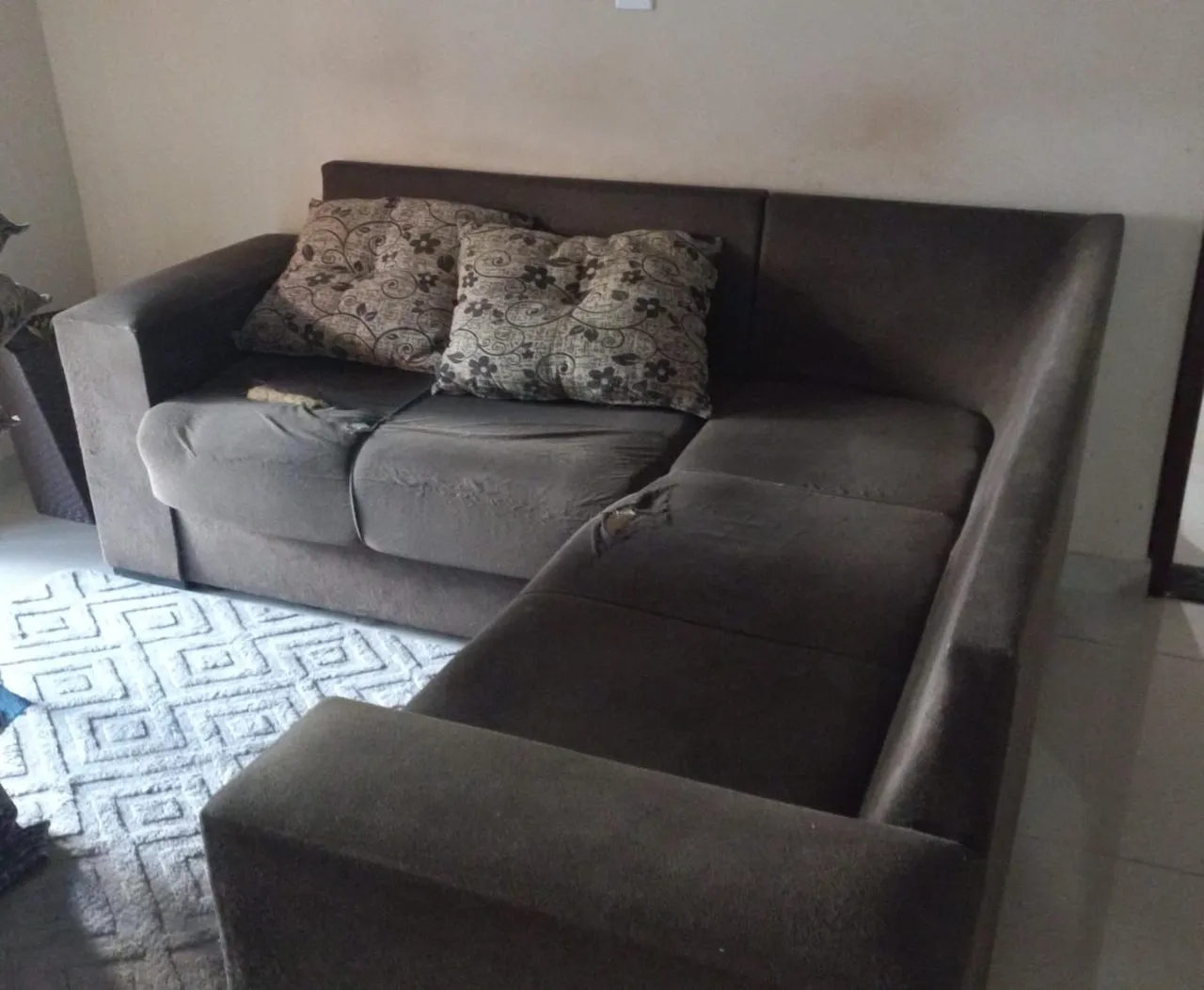 Sofá de canto espaçoso e confortável