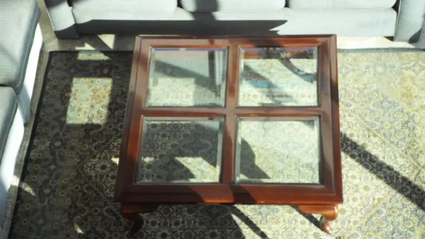 MESA DE CENTRO MADEIRA QUADRADA E TAMPO DE VIDRO- ESTILO INGLES ( Antiga) - Foto 2