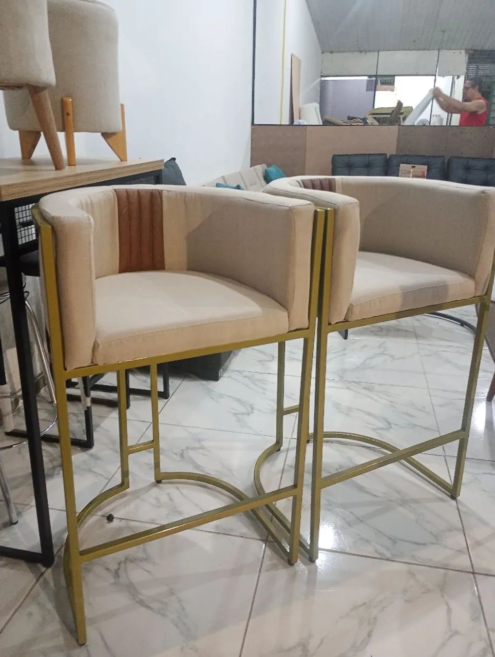 Sofá de 2 lugares com estrutura em metal dourado - Foto 2