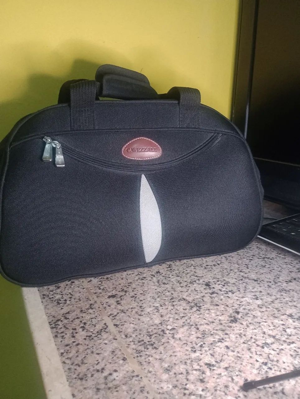 Bolsa de mão preta com detalhe - Foto 3