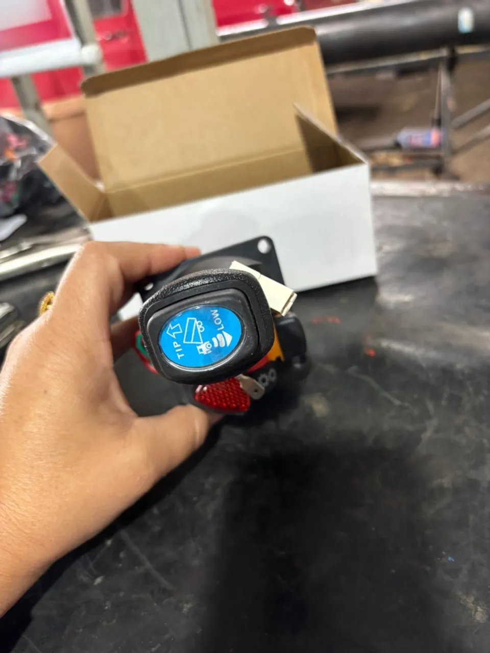 Interruptor de controle de basculamento para caminhão