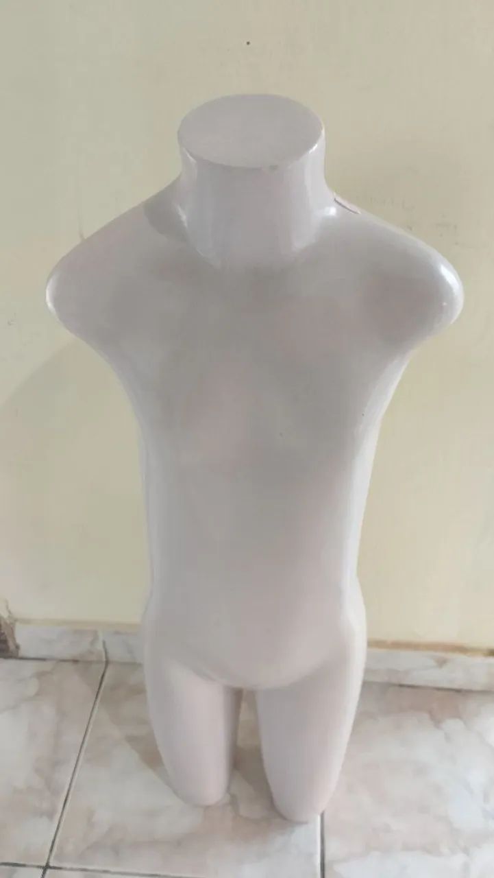 Manequim masculino infantil estado de novo 