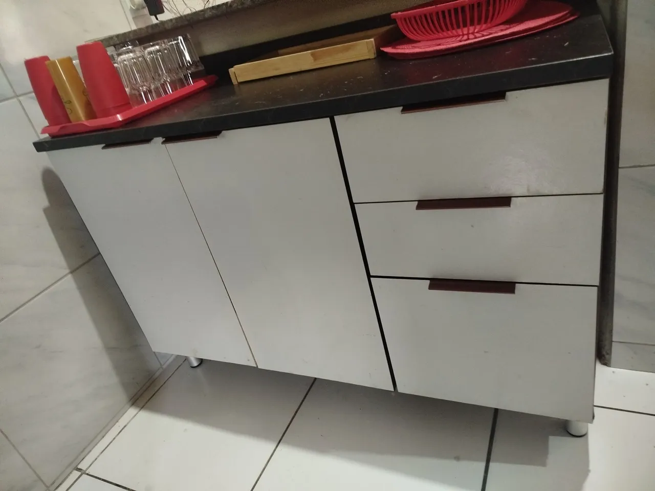 Armário de Cozinha Branco com Gavetas