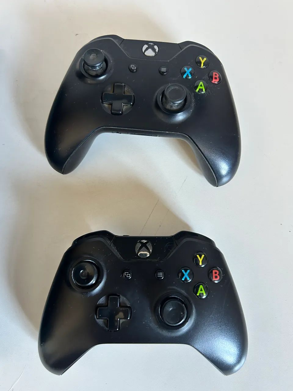 Xbox One com dois controles e jogos. - Foto 2