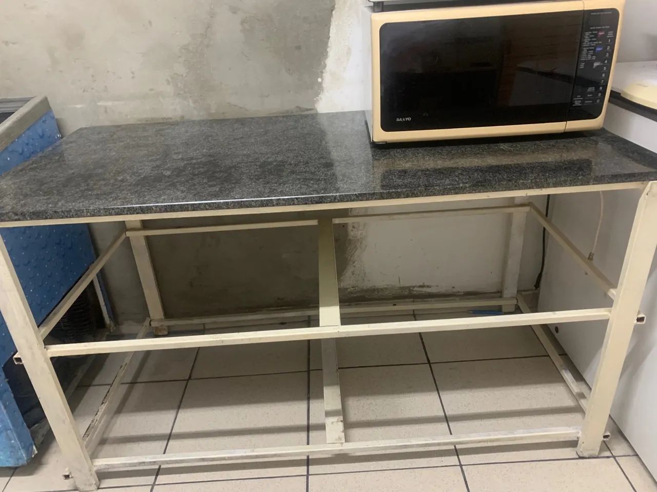 Vende-se mesa com base de ferro e tampo de pedra