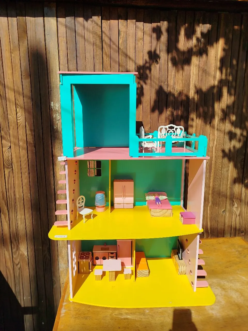 Casinha de boneca colorida