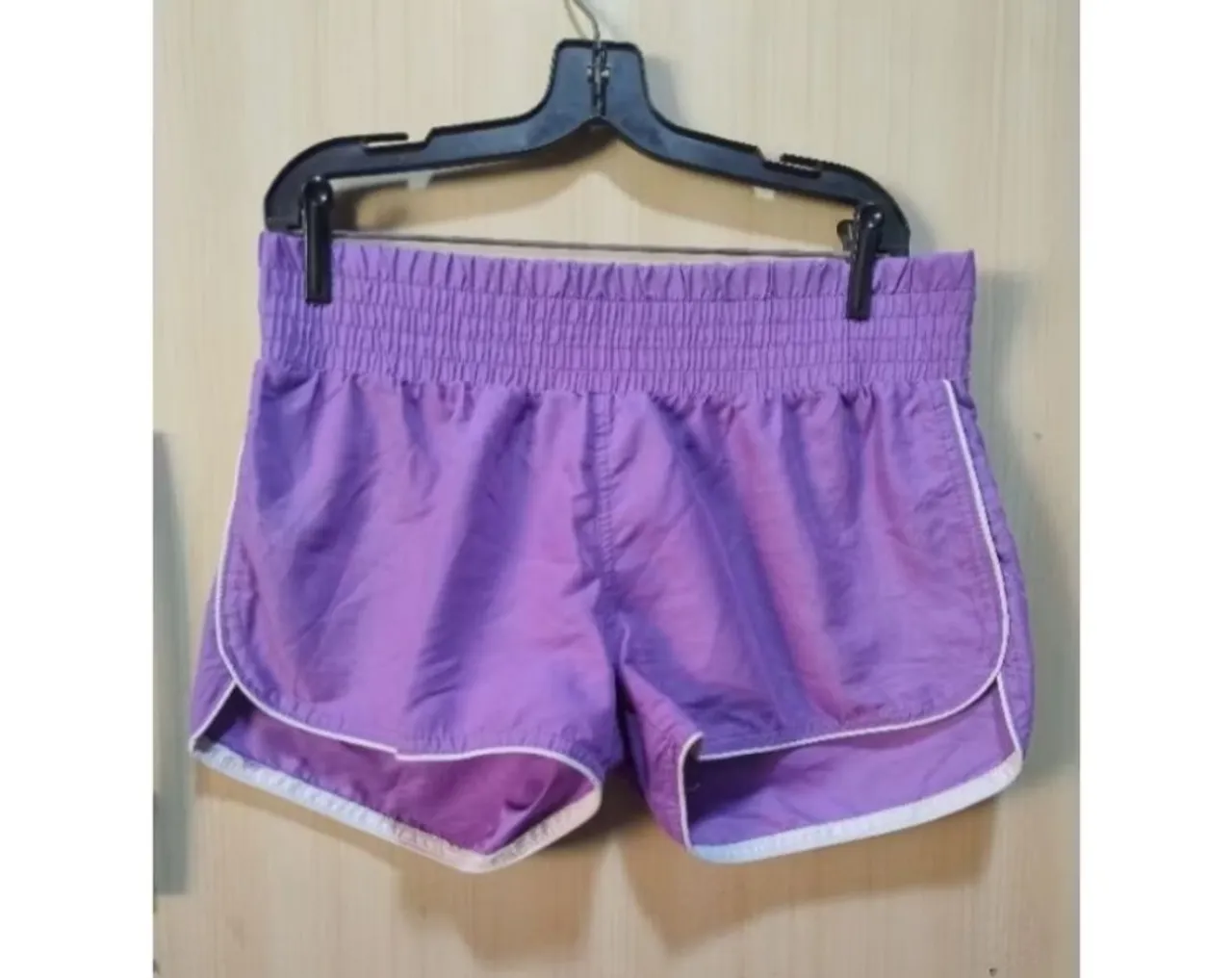 Shorts roxo com detalhes brancos M