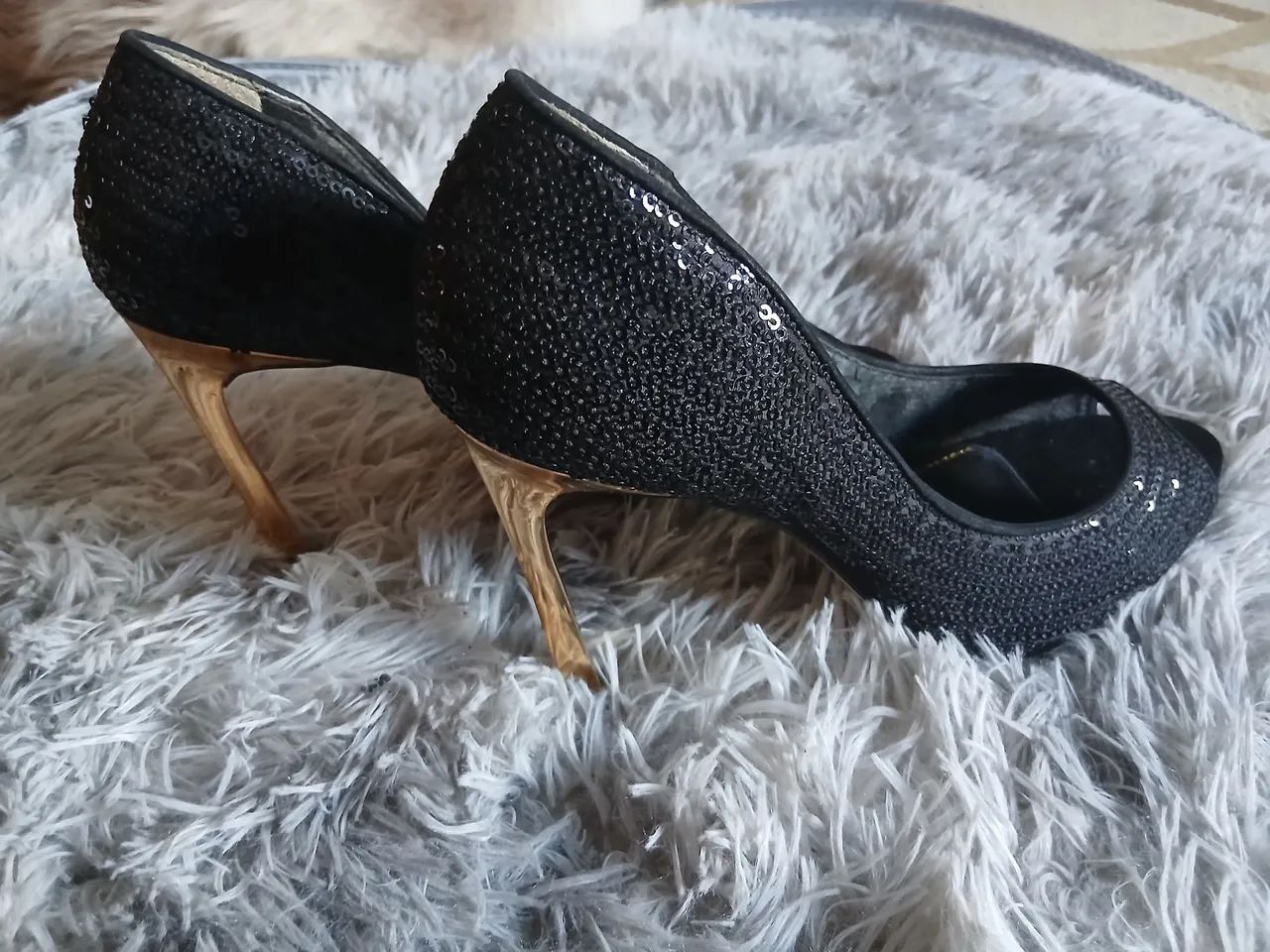 Scarpin de paetês preto com salto dourado - Foto 2