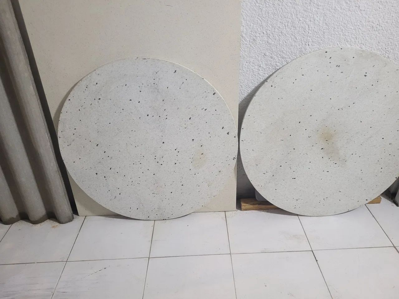 Mesa redonda de granito branco pitaia