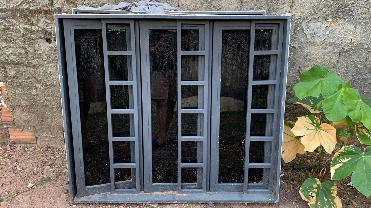 Porta de Ferro com Detalhes em Vidro - Foto 2