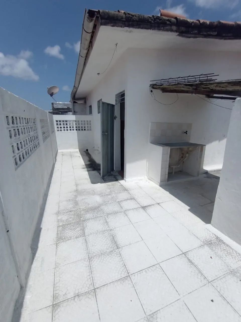 Casa Espaçosa no Centro com Garagem e Terraços! - Foto 2