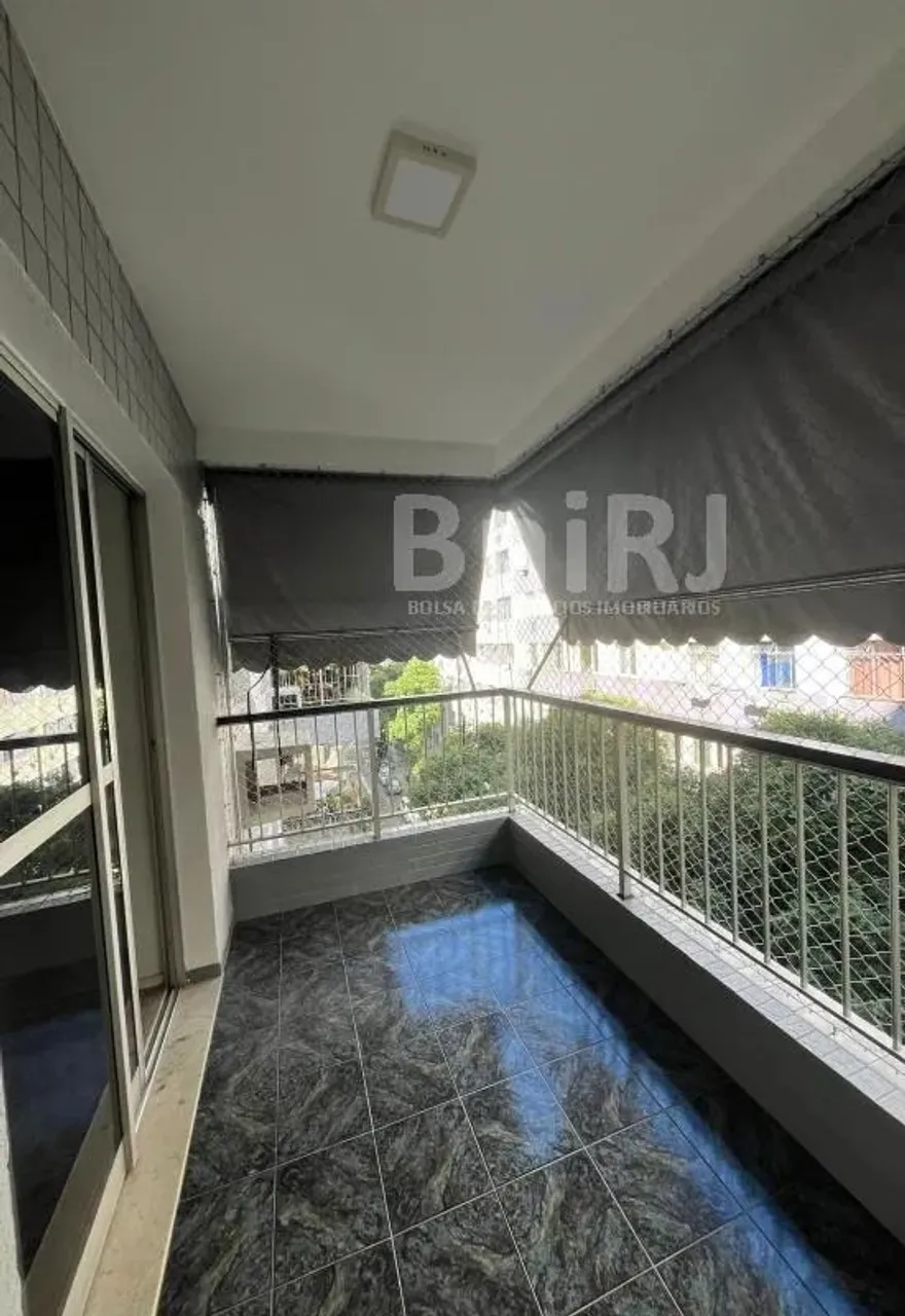 Apartamento com varanda e vaga de garagem no Catete