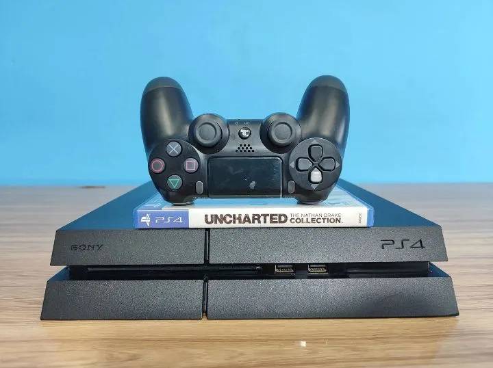 Playstation 4 (PS4) com Controle e Jogo Uncharted