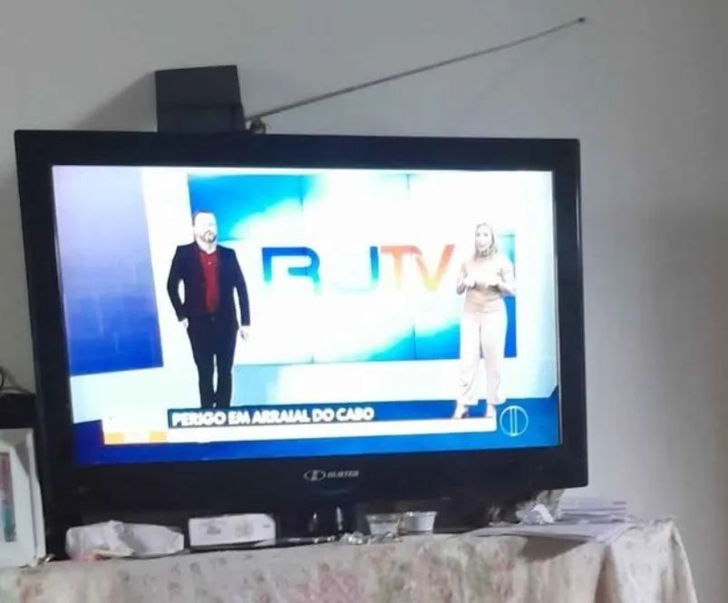 Cama box solteiro com 6 meses de uso e tv buster com defeito no botão de ligar,e ferro 