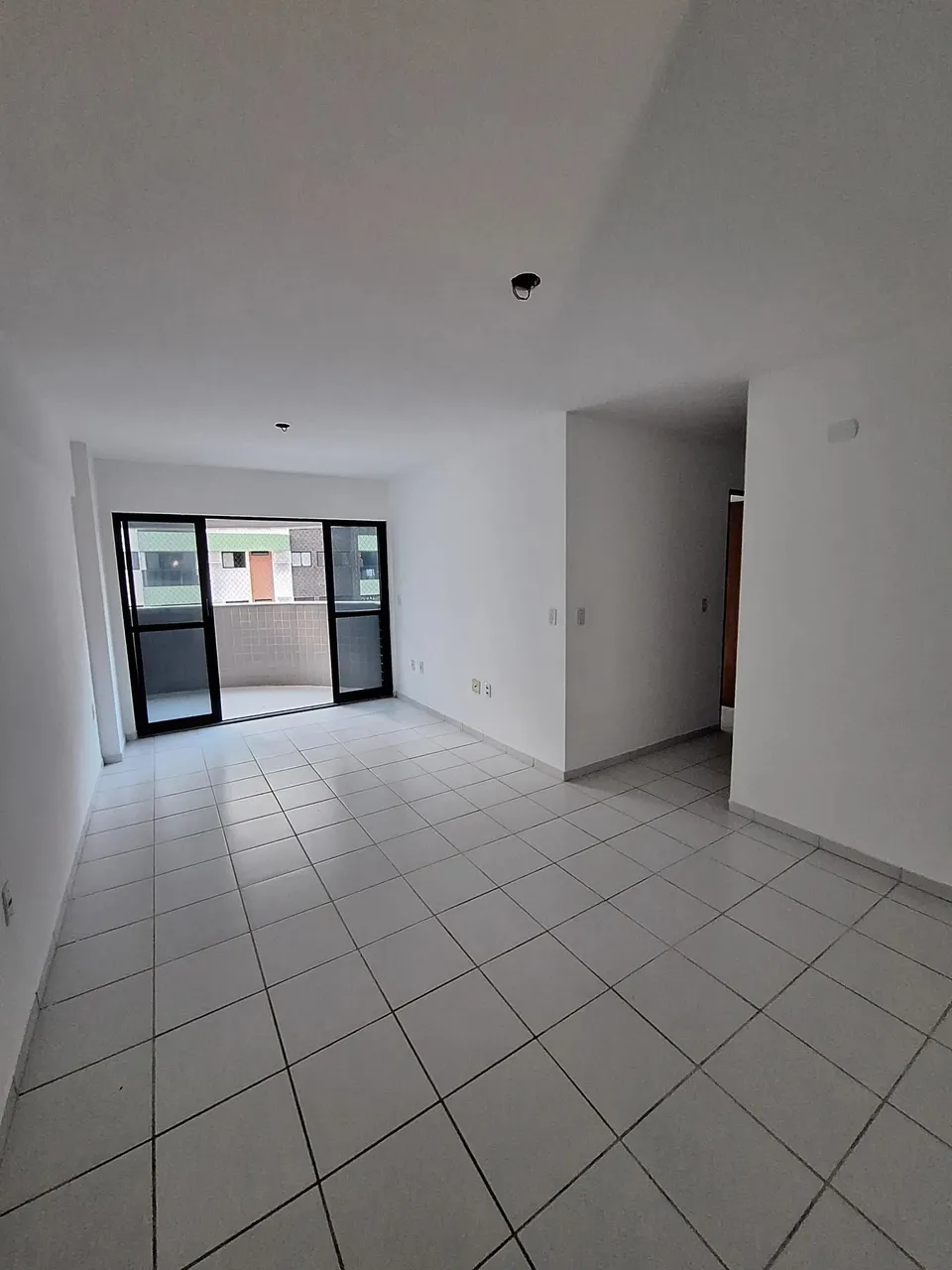 Alugo Apartamento no Edf. Nantes na Ponta verde, próximo ao supermercado Palato