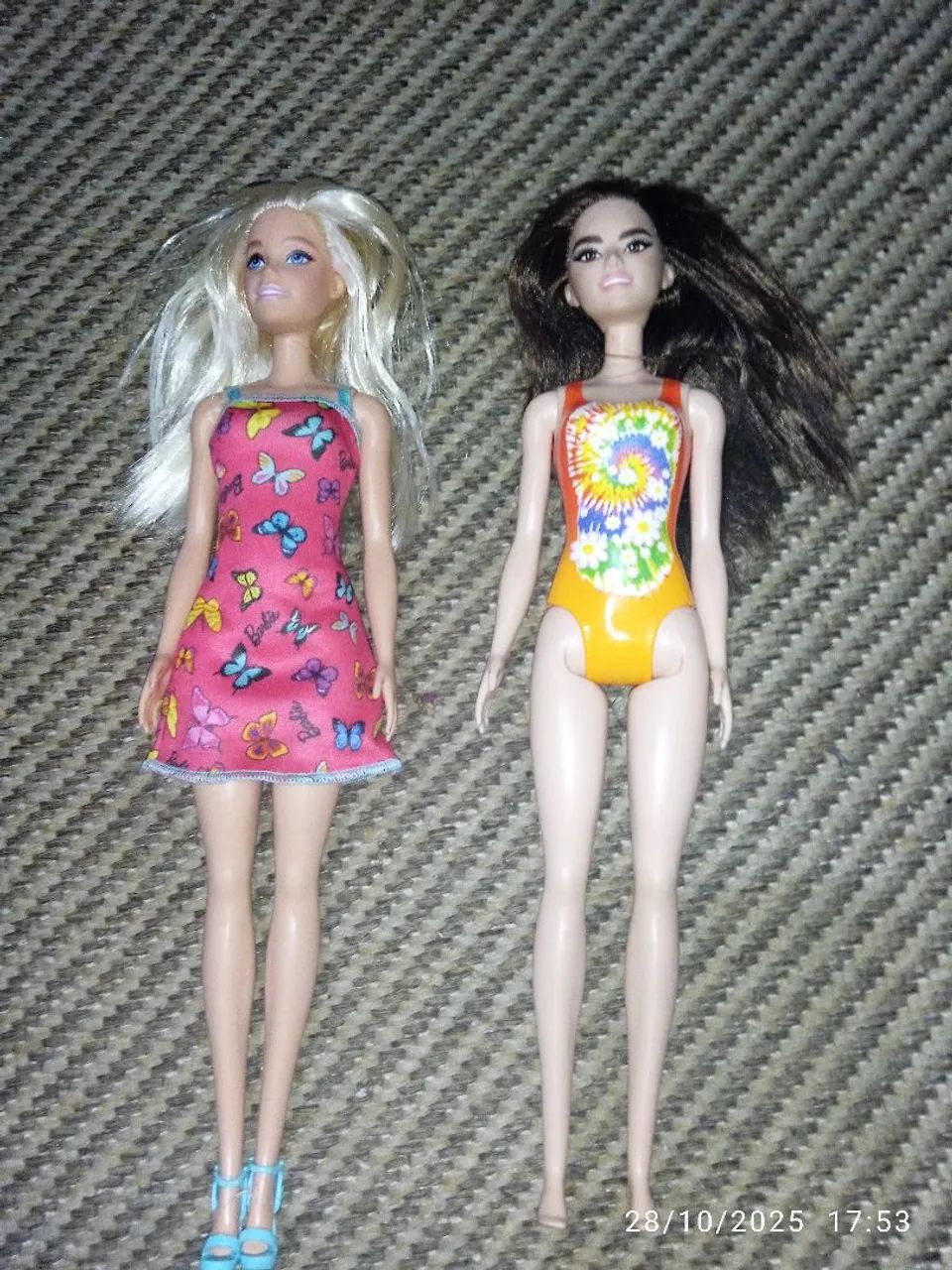 Par de Barbies - uma loira de 2015 e uma morena 2021. - Foto 2