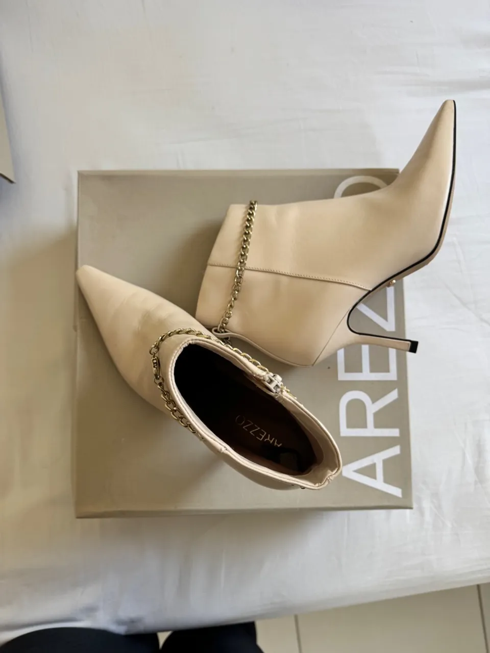 Bota Arezzo Bege com Detalhe em Corrente