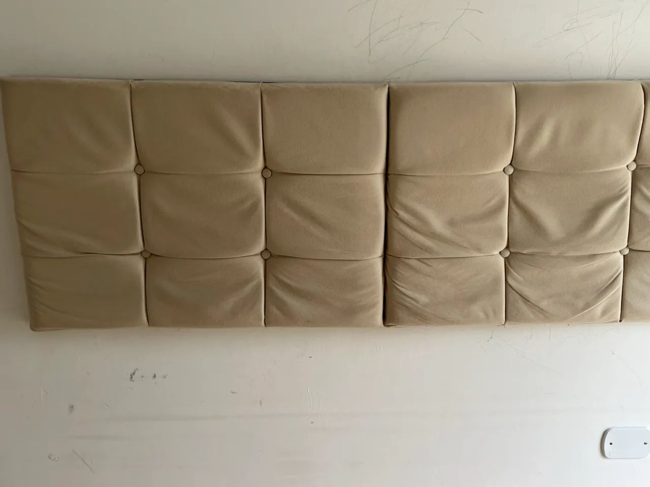 Cabeceira de cama acolchoada de suede bege 158cm  - Foto 4
