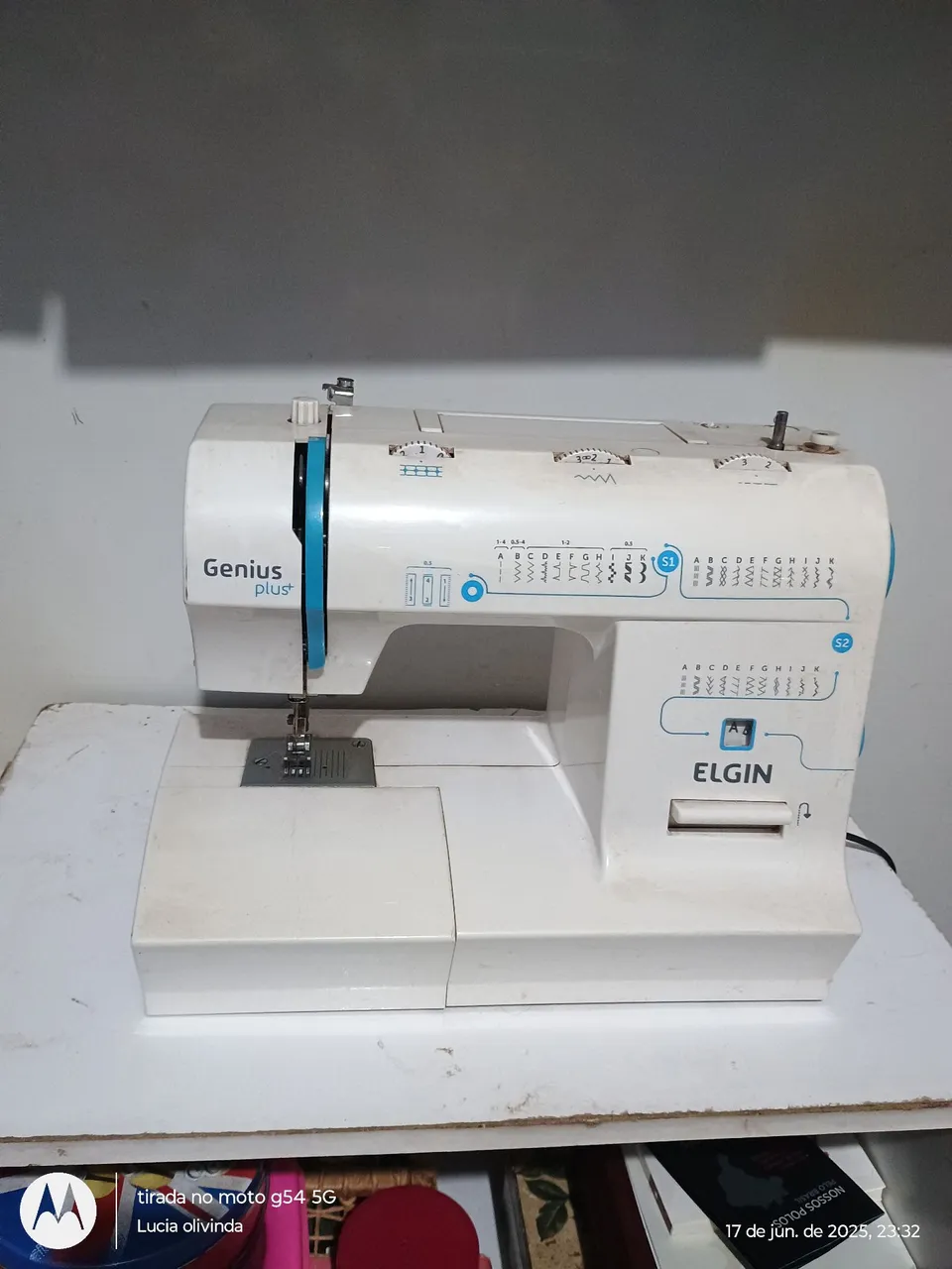 Máquina de costura Elgin Genius Plus
