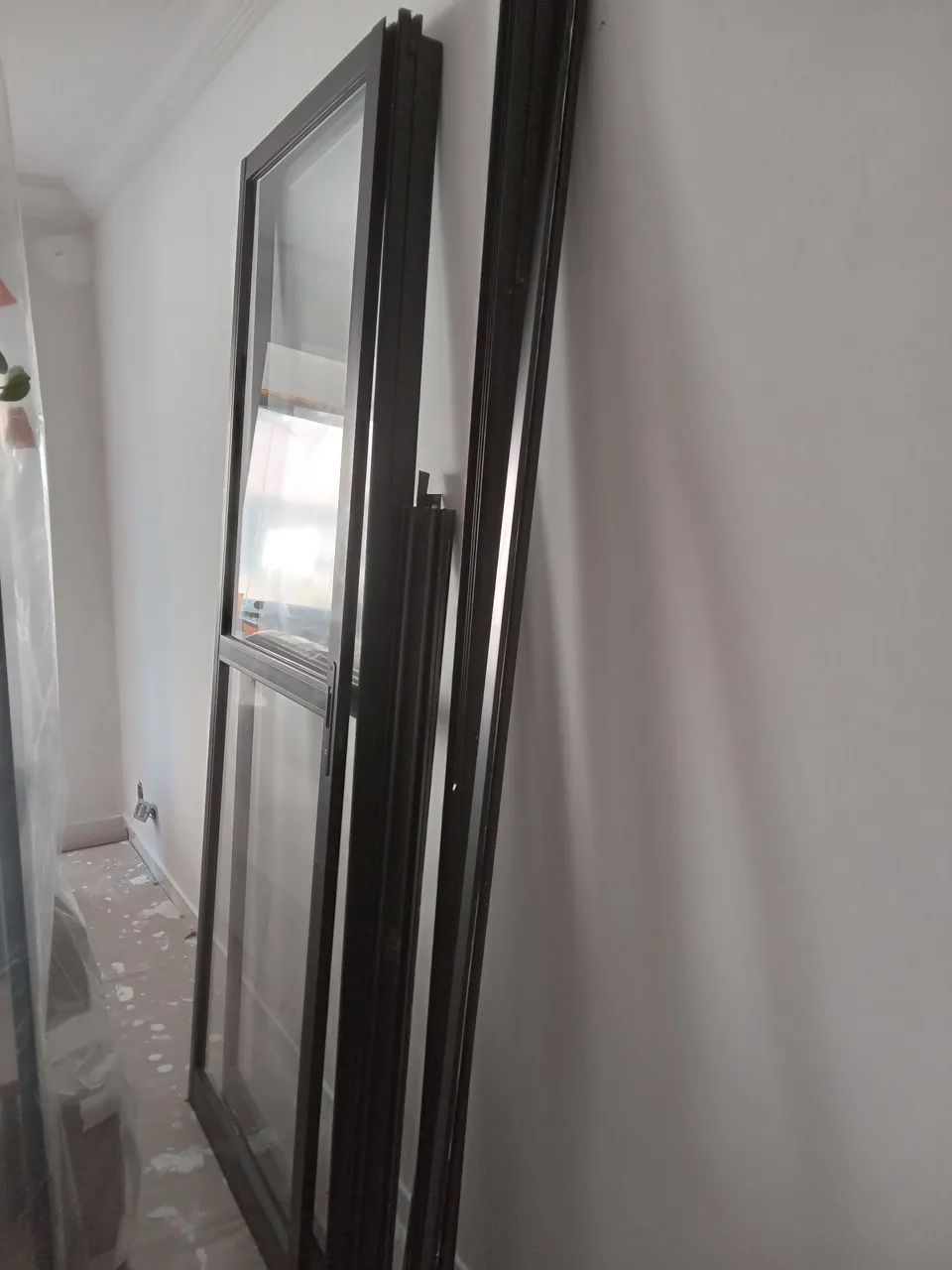 Porta de correr preta de alumínio  para sacada 