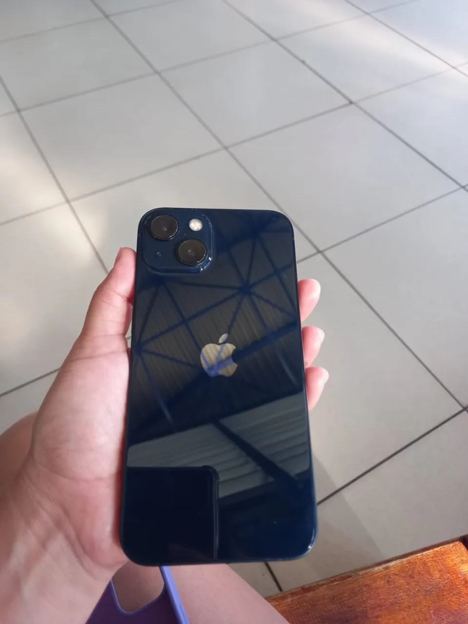 Vendo iPhone 13 em perfeito estado, única dona. 2 anos de uso.