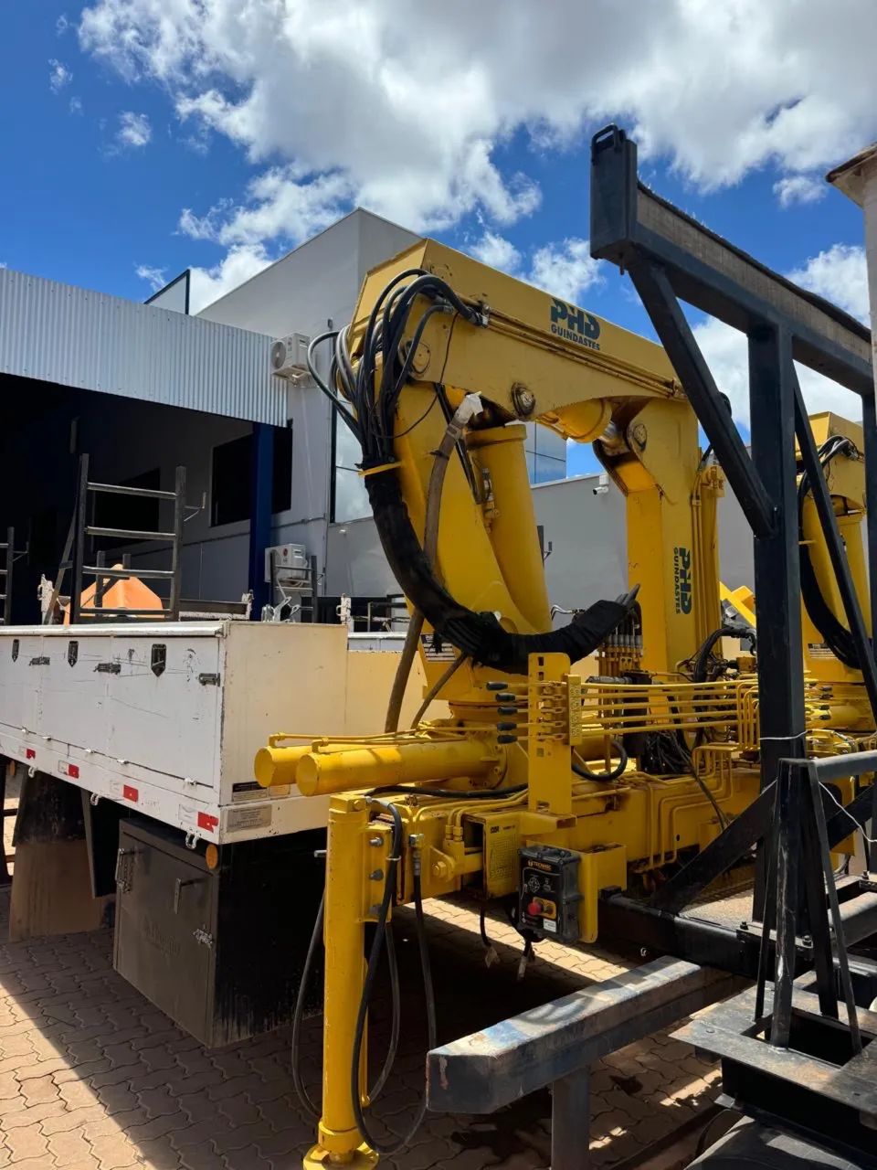 VENDE-SE MUCK DE 16 CARROCERIA E CABINE SUPLEMENTAR 2022 SO VENDO TUDO !