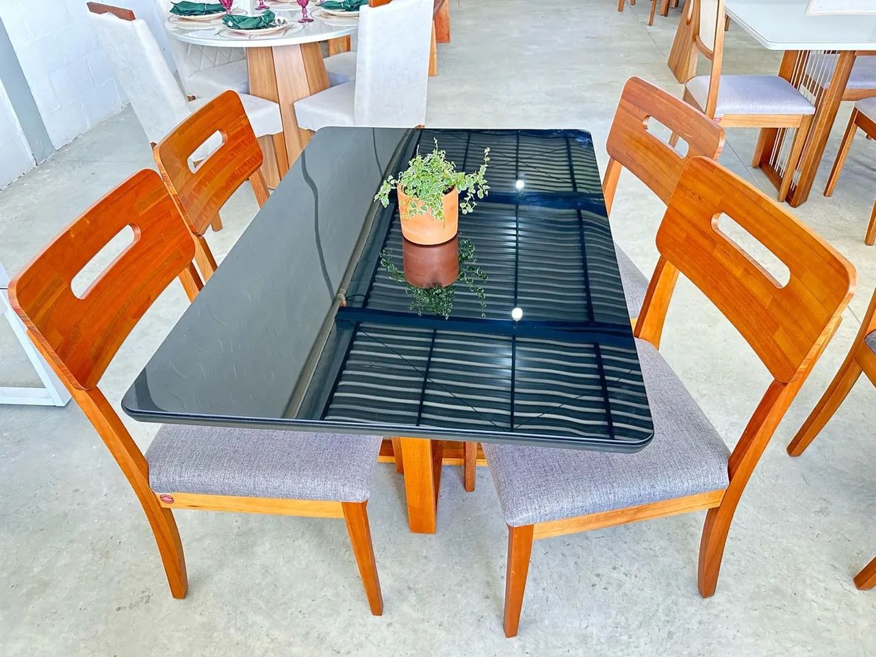 Mesa de Jantar com Tampo de Vidro Preto 120x80 com 4 Cadeiras 