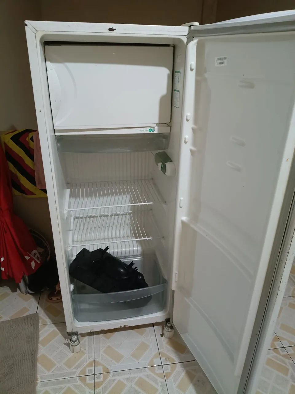 Vendo geladeira conservada, com avaria - Foto 2