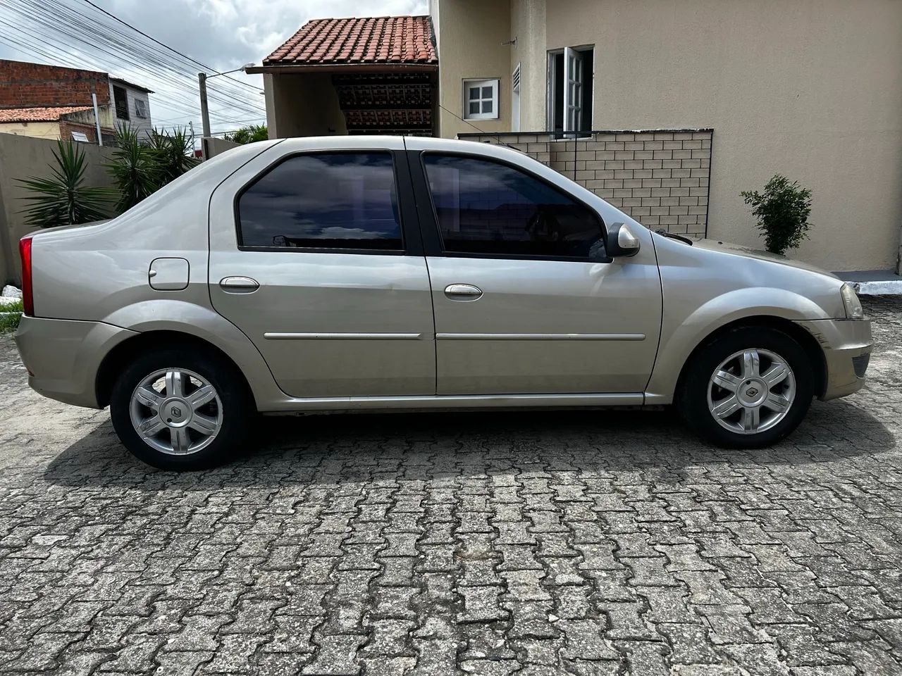 Renault Logan Expression Hi-flex 1.6 16V 4P AUT 2012