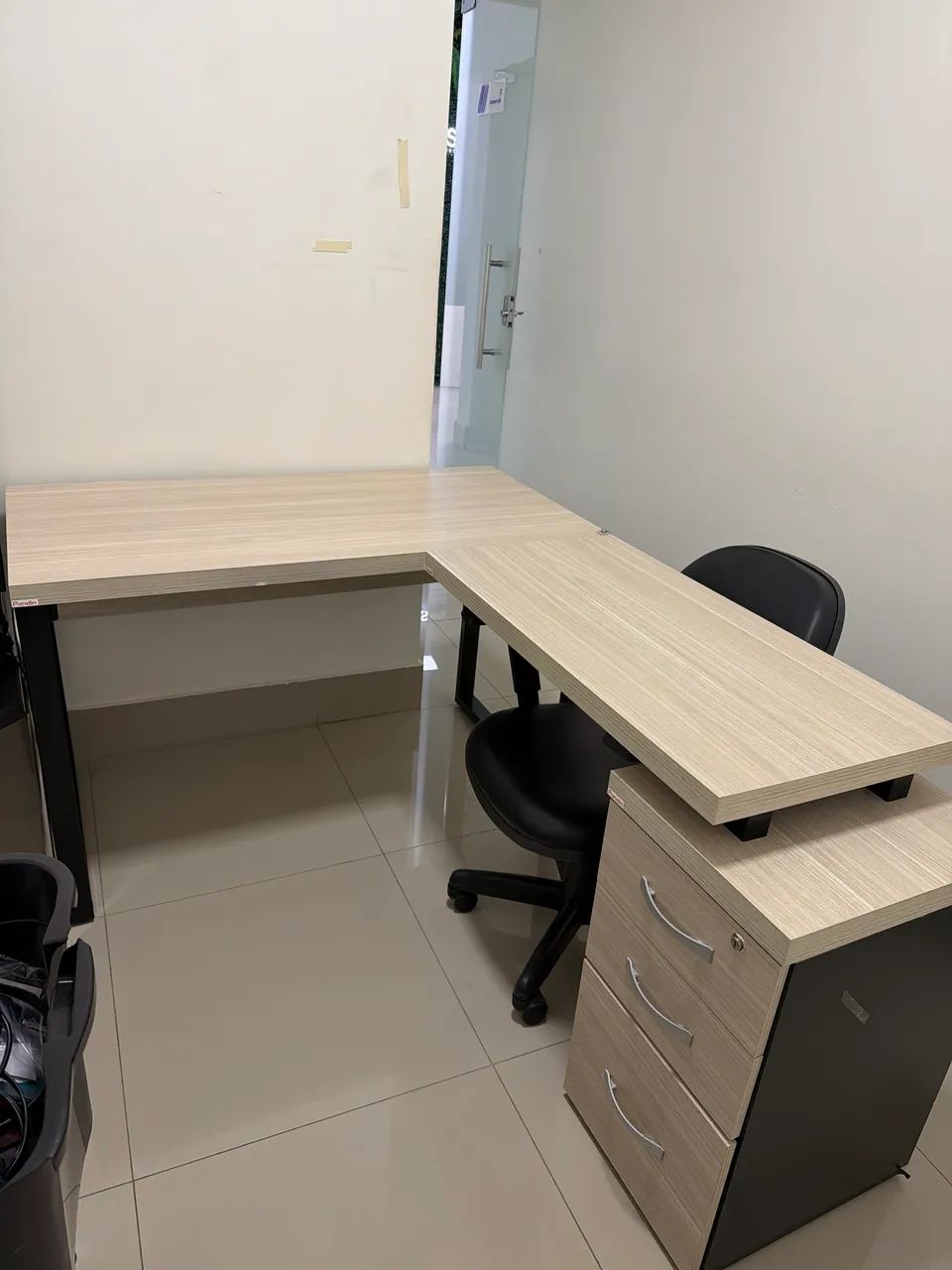 Vendo mesa escrito em L  