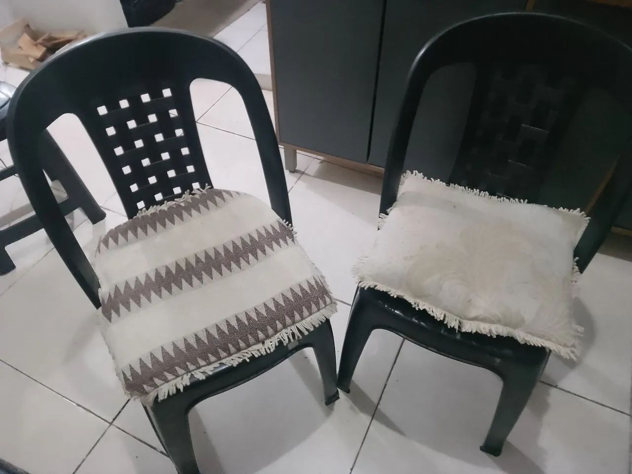 Vendo duas cadeiras resistentes