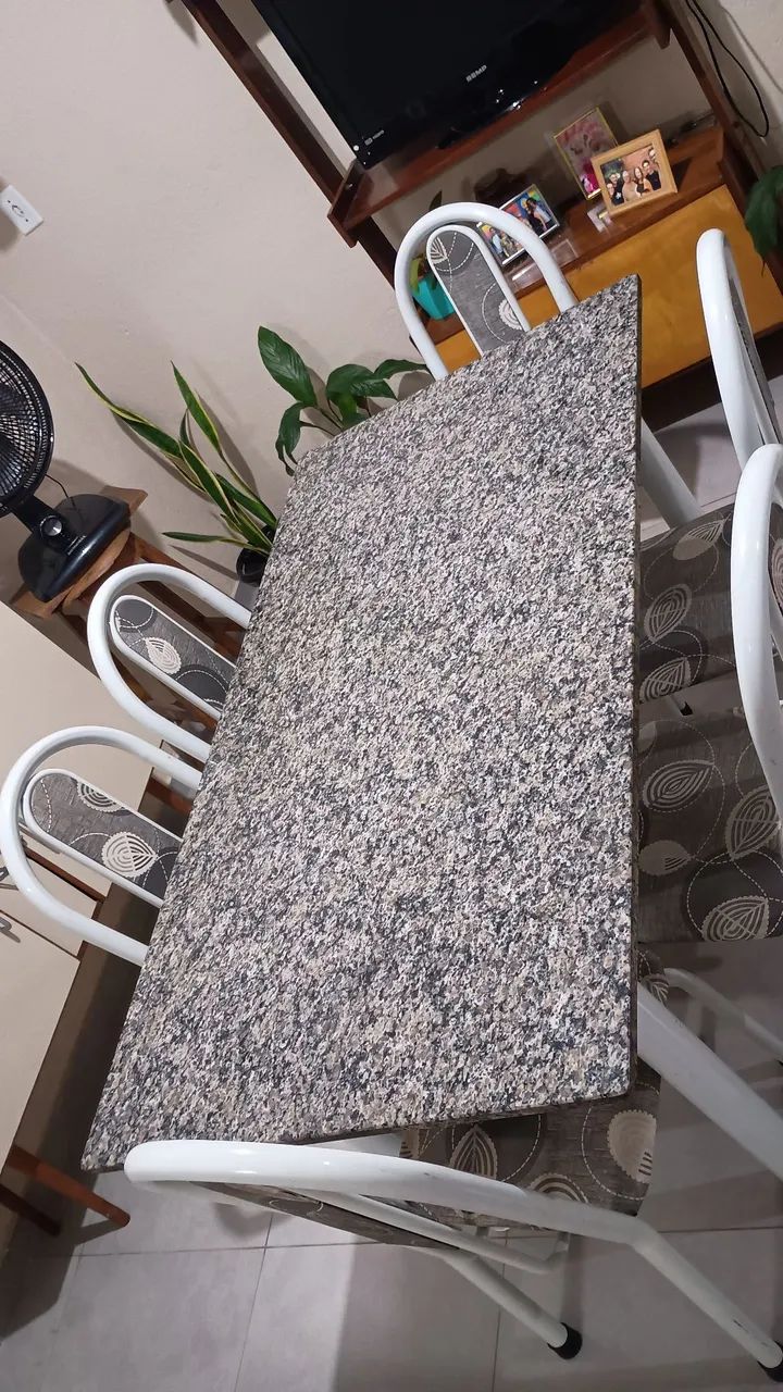 Mesa granito 1,40 x 0,75 com 06 cadeiras