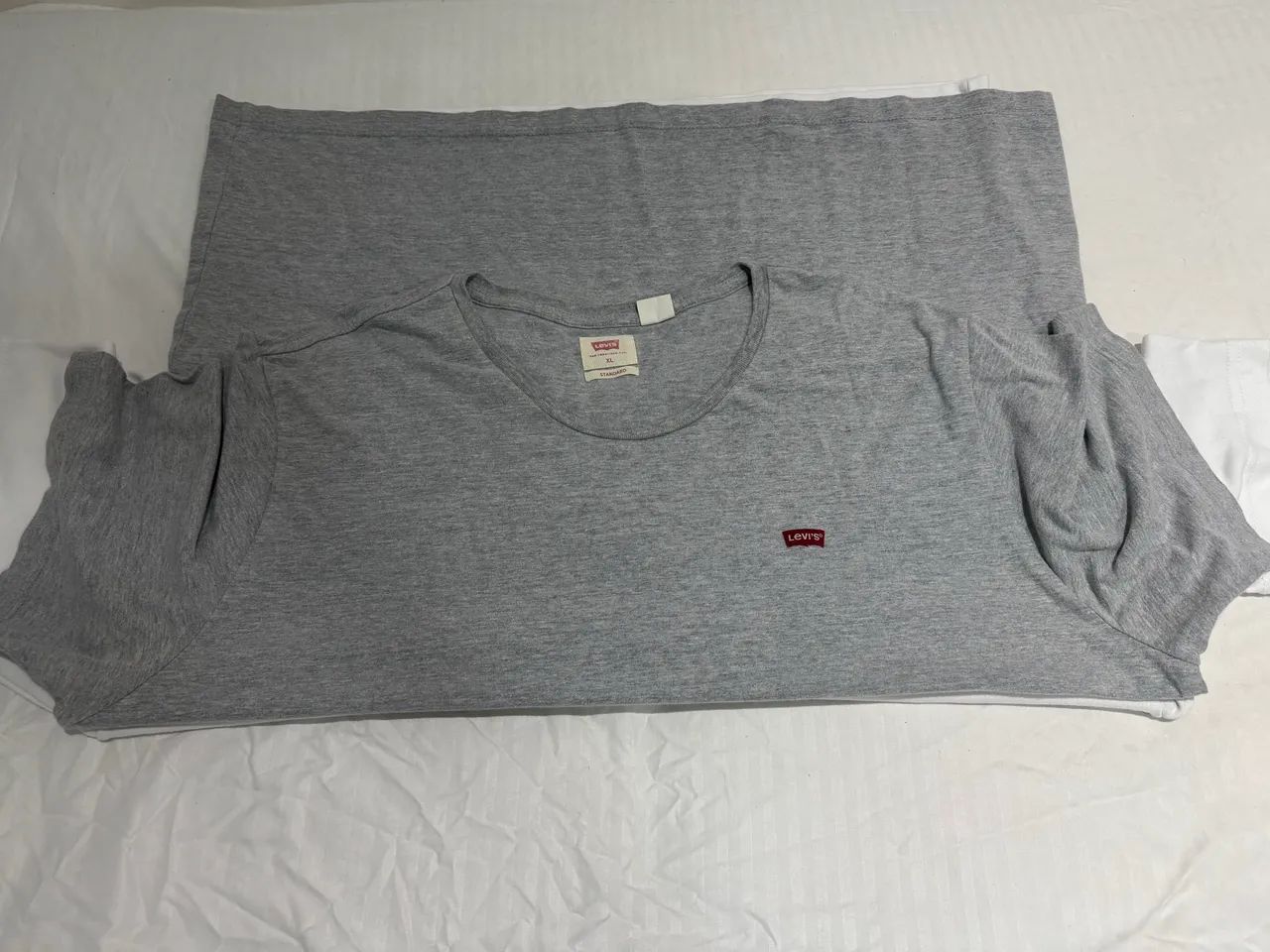 3 camisas XL Adidas, Levi?s e Nike  - Foto 3