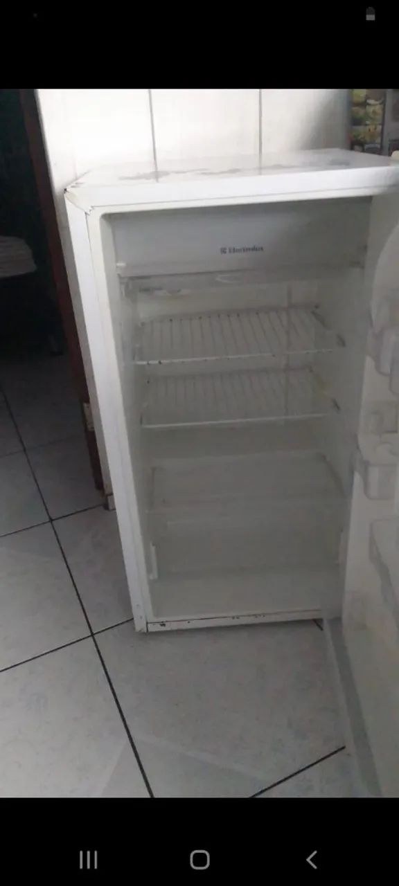Frigobar Electrolux Modelo 120Re 122 litros bom Ótimo  - Foto 3