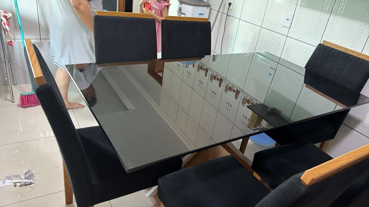 Vende se mesa com 6 cadeiras 