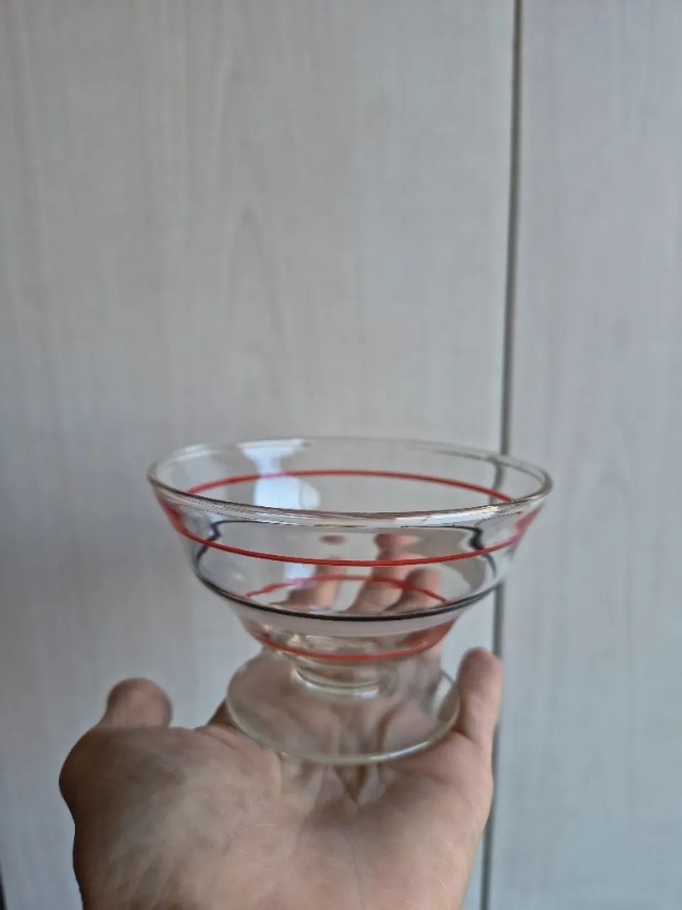 Doceira/Saladeira Vintage em delicado vidro com listras esmaltadas em vermelho e branco -  - Foto 3