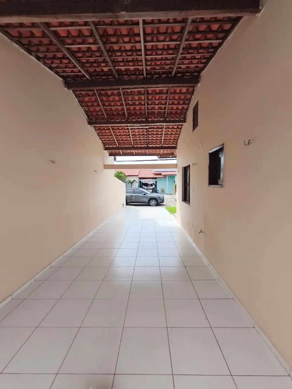 Alugo Casa em Condomínio 