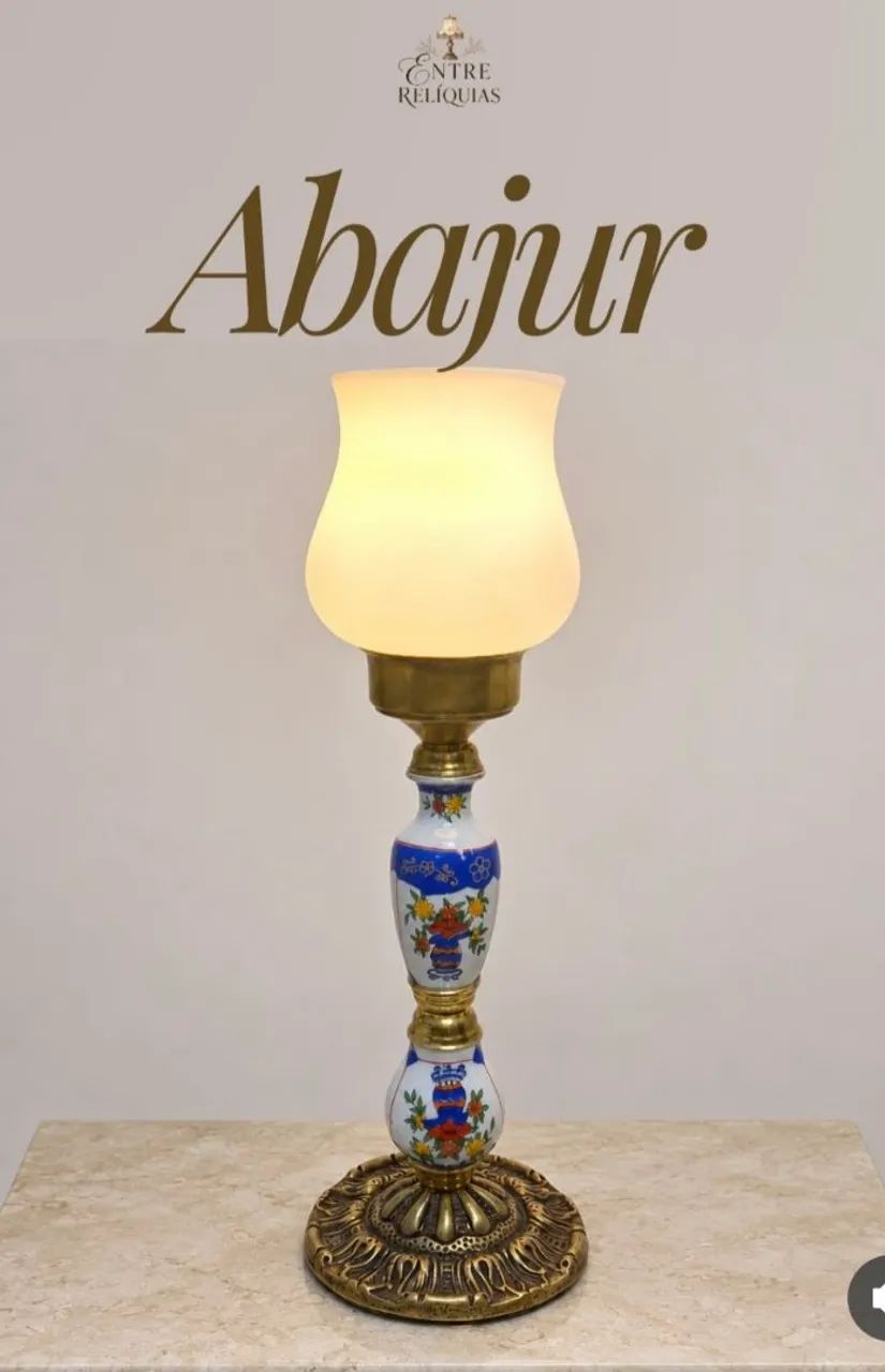 Abajur em Bronze e Porcelana com Cúpula Opalina 