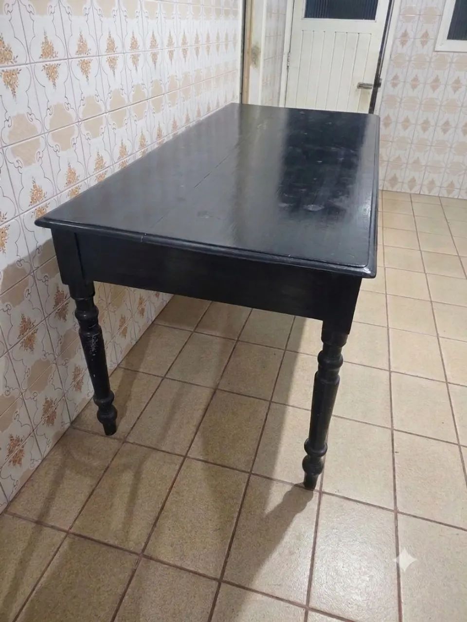 Mesa quadrada de madeira maciça