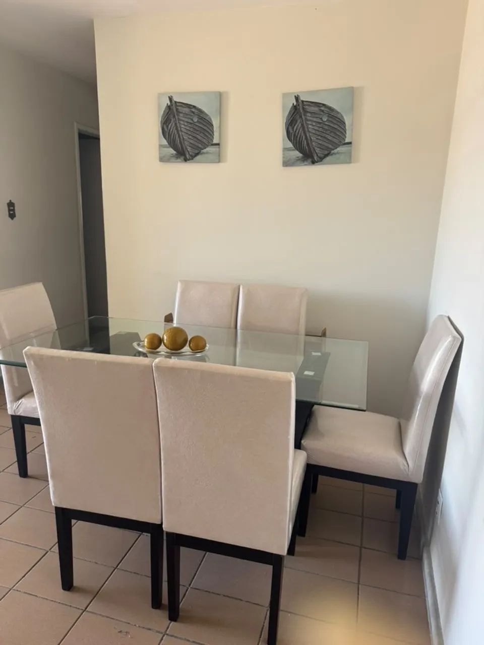 Mesa com 6 cadeiras e guarda roupa casal - Foto 2