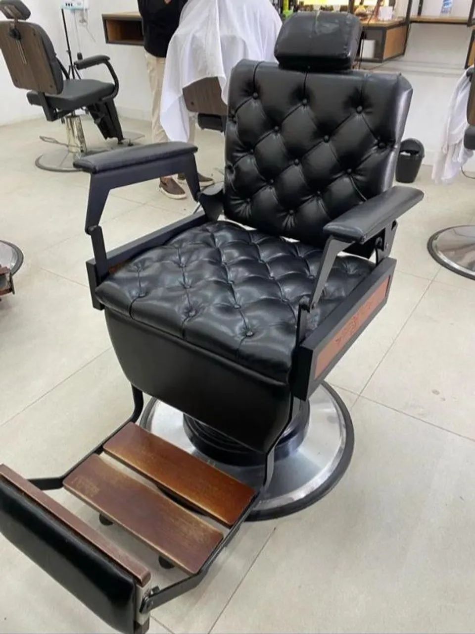 Cadeira de Barbearia Luxo - Estilo Retrô e Conforto Premium