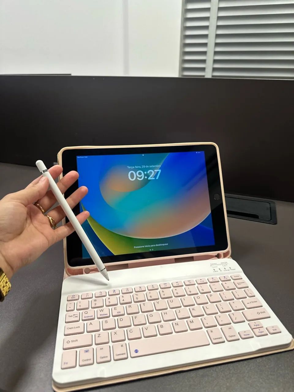 iPad 5 geração - 32GB + teclado + capa + caneta  - Foto 5