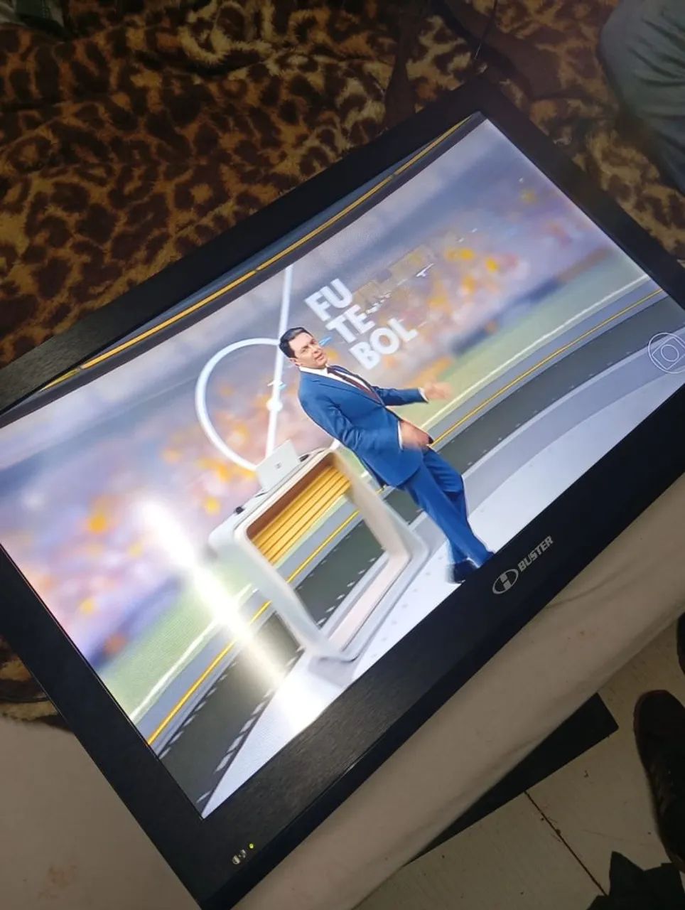 Vendo TV Buster funcionando perfeitamente 32 polegadas não é smart mas tem um conversor  - Foto 3