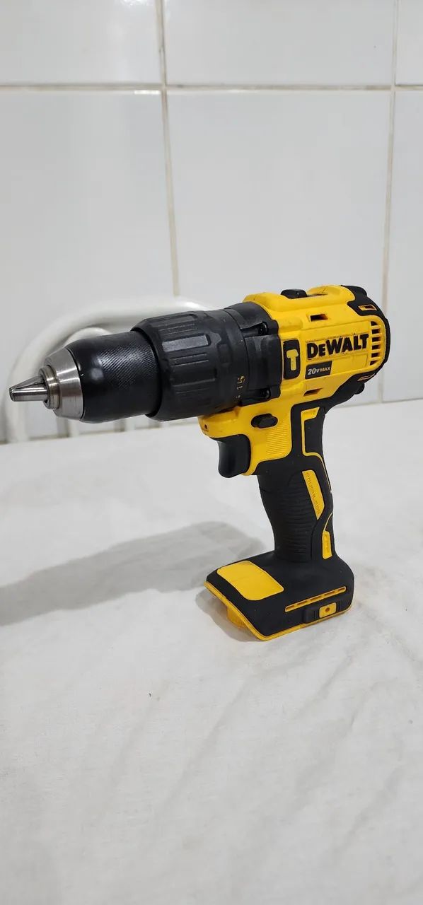 PARAFUSADEIRA E FURADEIRA DE IMPACTO - DEWALT ( sem bateria e sem carregador )
