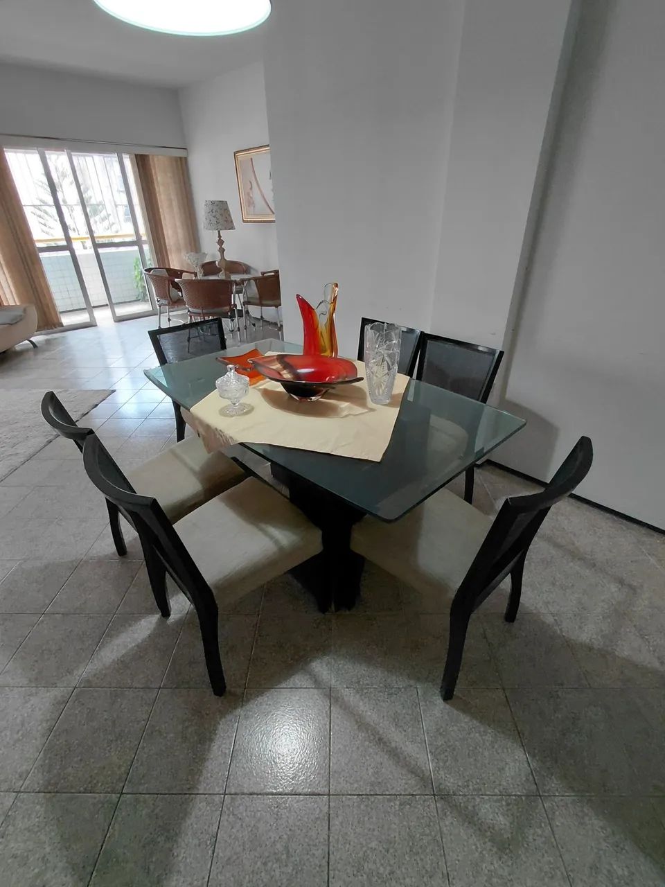 Mesa de jantar com 6 cadeiras e 5 vasos - Foto 3