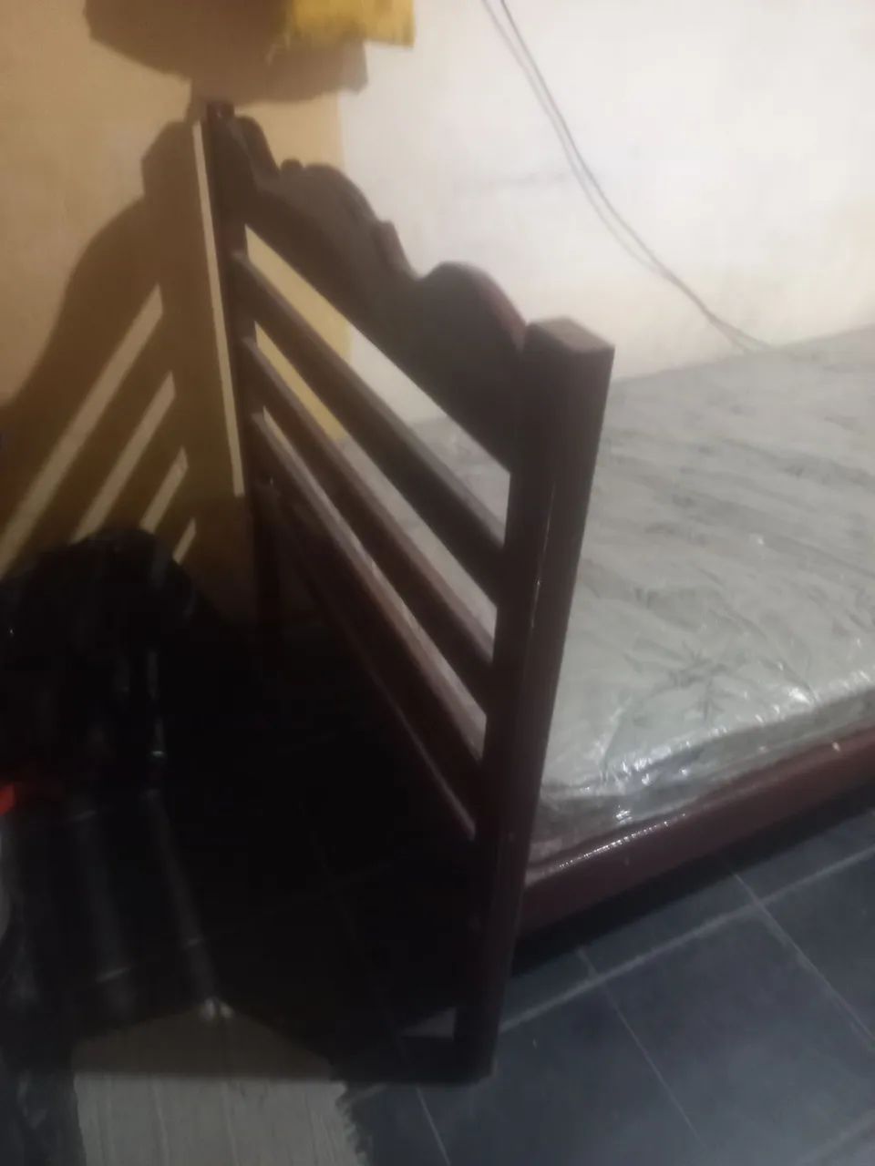 Vendo cama de solteiro em madeira  - Foto 2
