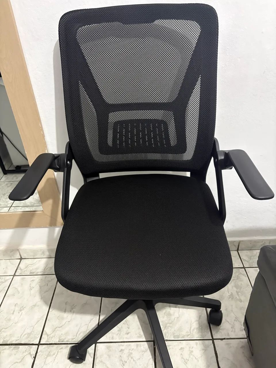 Cadeira Escritório Ergonômica Preta Mesh - Giratória com Braços - Foto 2