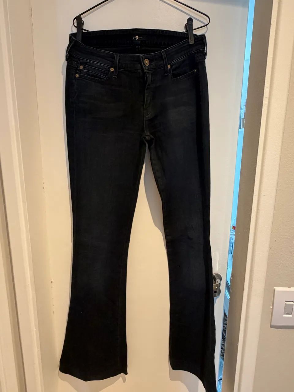 Calça seven escura 