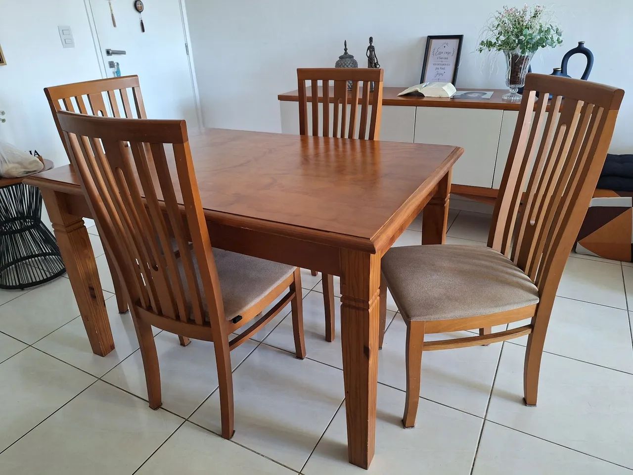 Mesa de madeira com 4 cadeiras.